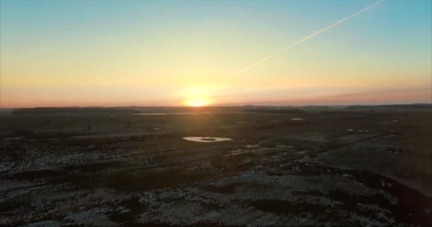 Bevroren zonsondergang landschap — Stockvideo