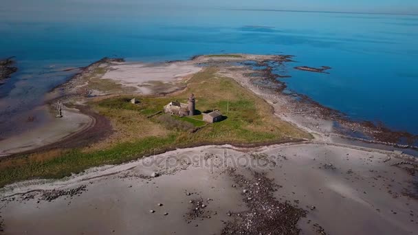 Vuurtoren op strand — Stockvideo