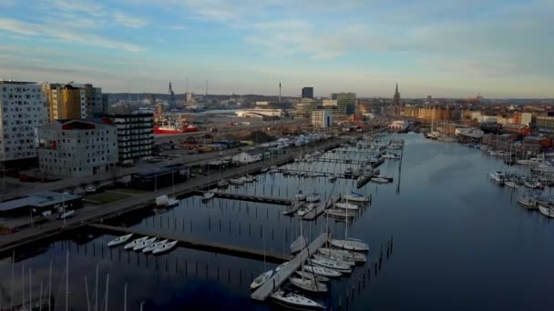 Porto e cidade vista drone — Vídeo de Stock