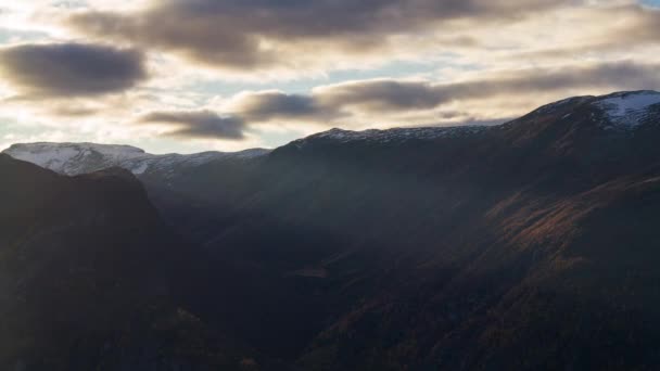 Dramatische zonovergoten landschap — Stockvideo