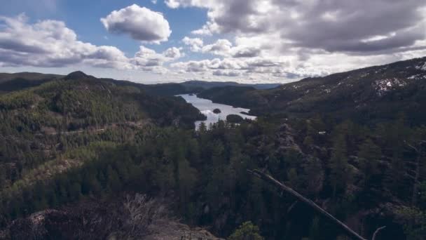 Nuvens que se movem sobre a floresta — Vídeo de Stock