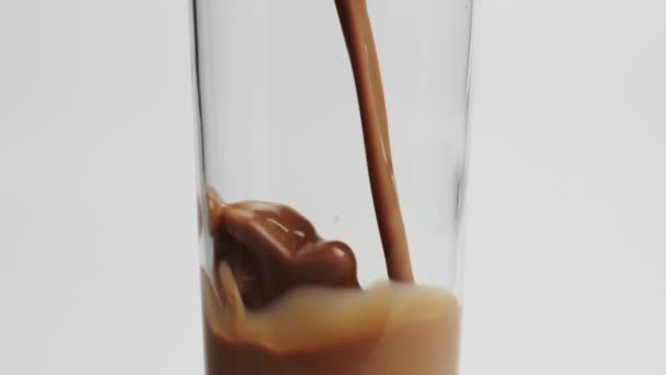 Condescendência com o leite de chocolate — Vídeo de Stock