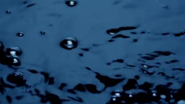 Пузыри и рябь воды — стоковое видео