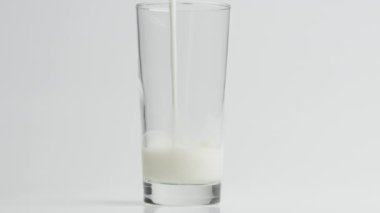 Bardağa Taze Süt