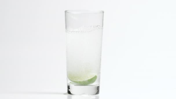 Skivad lime i glas — Stockvideo