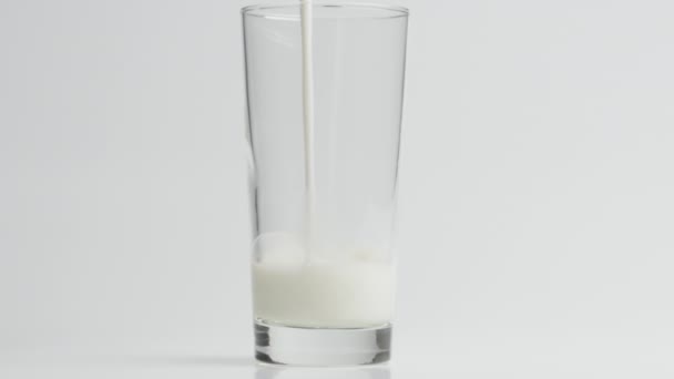 Leche fresca en el vaso — Vídeos de Stock