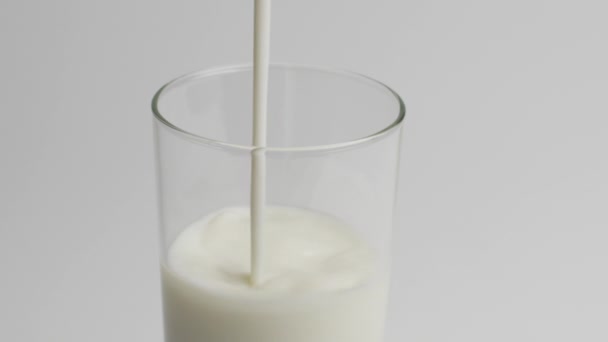 Mléko nalije — Stock video