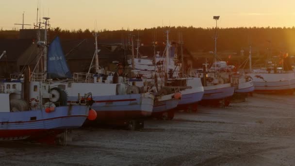 Рыбацкие лодки на закате — стоковое видео