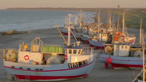 Praia iluminada de barcos de pesca — Vídeo de Stock