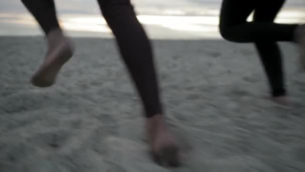 Surfistas corriendo al mar — Vídeos de Stock