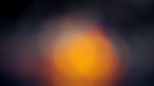 Rack Focus Plan d'une grande flamme révélant un feu de joie au bord du lac 