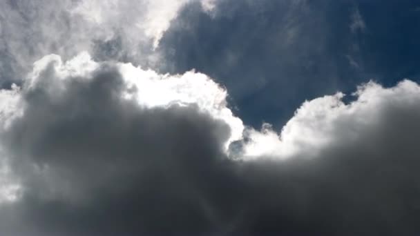 Střední záběr černých mraků valících se po modrém nebi — Stock video
