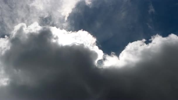 Plan moyen de nuages noirs roulant couvrant le ciel bleu 