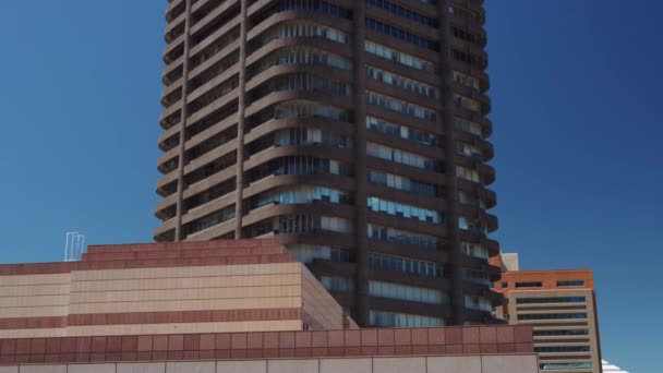 Vue d'un bâtiment en béton dans un mouvement de panoramique ascendant — Video