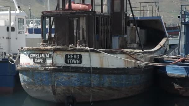 Roestige vissersboten rustend in de haven van Kaapstad — Stockvideo