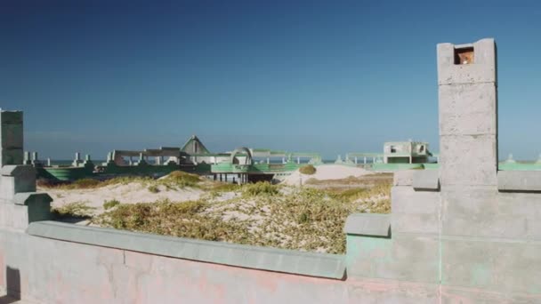 Pan Schot van de binnenkant van het verlaten Macassar Beach paviljoen — Stockvideo