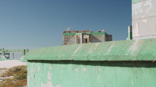 Panoramic Shot of the Macassar Pavilion 's washed Up Walls and Hills of Sand — стоковое видео