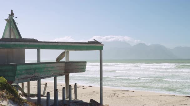 Vista del océano con la playa de arena blanca y una parte del pabellón Macassar Beach — Vídeos de Stock