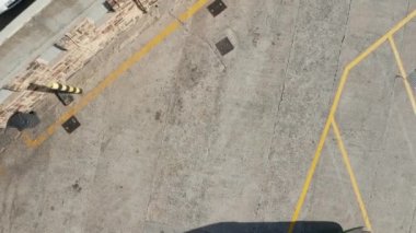 Otoparka park etmiş bir otobüsün üzerinde uçan uçak.