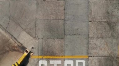 Bir otoparkın üzerinde uçan ve sonra otobüslerin üzerinde dönen drone