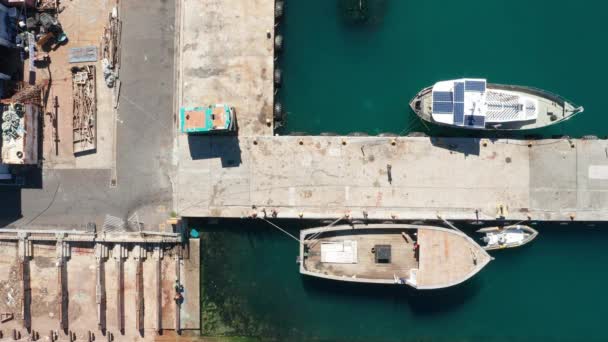 Εστιασμένη βολή από την κορυφή ενός σκάφους δεμένο στην πλευρά ενός δρόμου Pier — Αρχείο Βίντεο