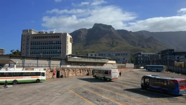 Vue Aérienne D'un Parking D'autobus Volant Par Drone Avec Montagne En Arrière-Plan — Video