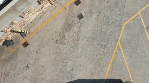 주차장에 주차 된 버스 위를 날고 있는 무인 비행기 — 비디오
