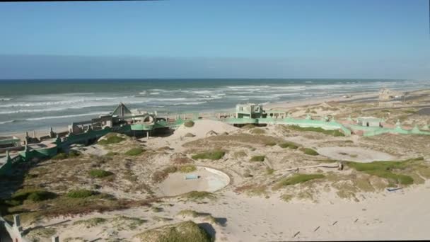 Аэросъемка заброшенного павильона на пляже Макассар в Кейптауне — стоковое видео
