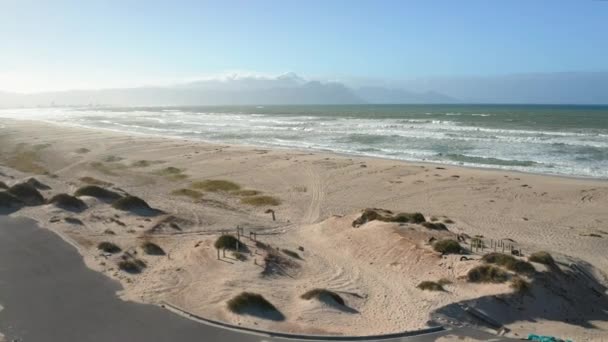 Drohne fliegt über alte Asphaltstraße am Strand entlang und Blick auf das Meer — Stockvideo