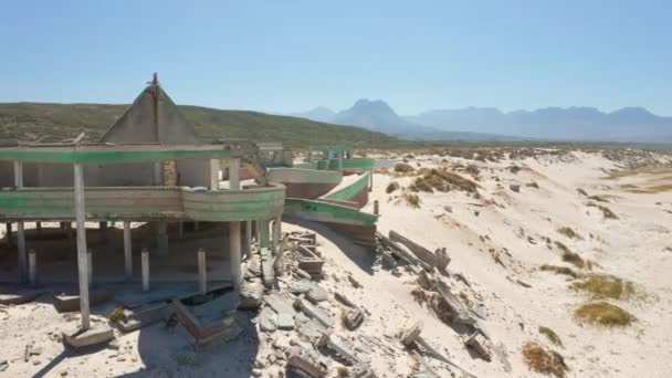 Panning Shot Showing the Macassar Pavilion Ruins with Rubles Fallen in the Sand — Stock Video