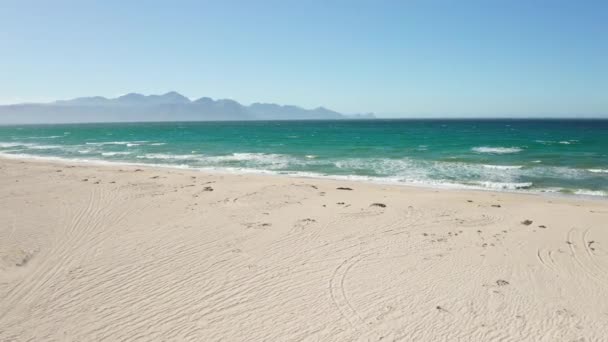 白沙滩和海景上海浪冲撞的高角度视图 — 图库视频影像