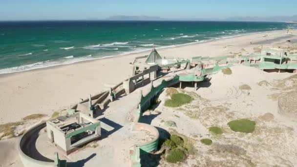 Vista temprana de la mañana del pabellón de la playa de Macassar frente al océano desde un dron — Vídeo de stock