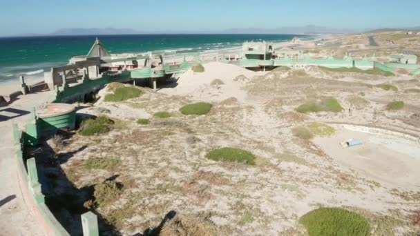 Disparo aéreo de las dunas de Sans en el interior del Pabellón de la playa de Macassar — Vídeos de Stock