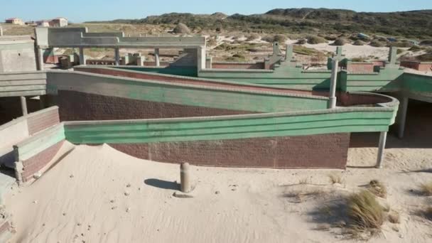 Drohne fliegt auf, um leere Pools und Sanddünen im Wasserpark aufzudecken — Stockvideo