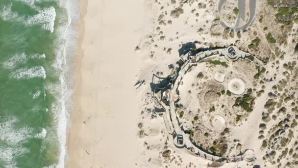 Vista del ojo de pájaro del pabellón de la playa de Macassar y las olas golpeando la orilla — Vídeos de Stock