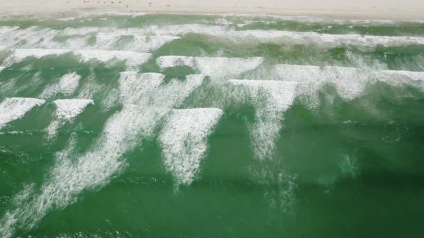 Vista aérea desde un dron acercándose a las olas golpeando la orilla — Vídeos de Stock