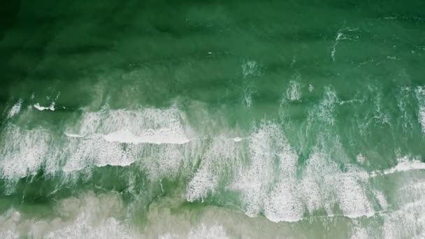 Tracking Shot of the Ocean Waves Bater a praia de areia branca — Vídeo de Stock