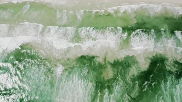Blick von oben auf Wellen, die am Strand brechen — Stockvideo