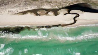Black Liquid 'in Deniz Kıyısına ve Okyanusa Ulaşan Hava Görüntüsü