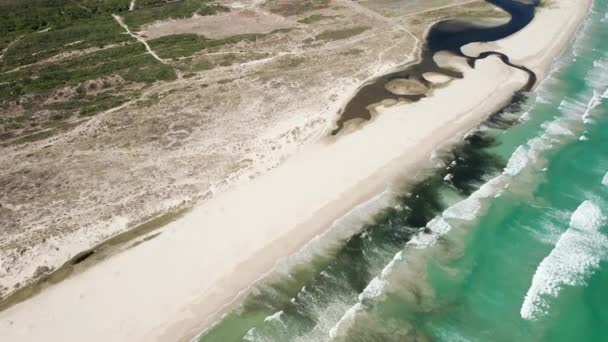 Légi felvétel a hullámok ütő a tengerparton és a tengerparti táj — Stock videók