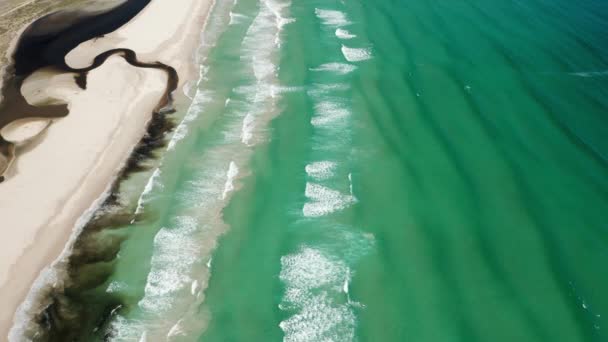 Vue d'ensemble du déversement de pétrole sur la plage de sable blanc — Video