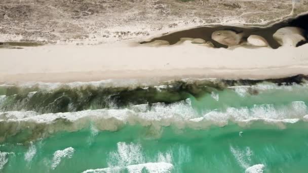 Panning Shot of a Beach z olejem rozlewającym się wzdłuż brzegu — Wideo stockowe
