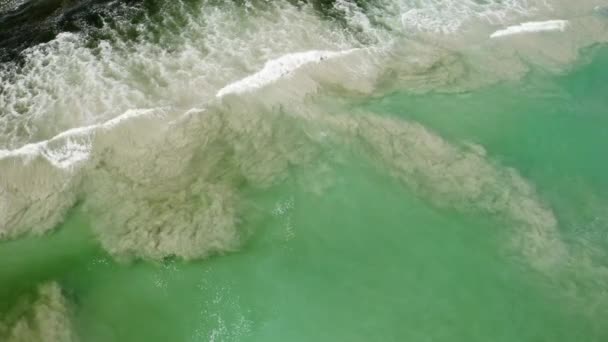 Вид сверху на залитые черной водой волны и берег — стоковое видео