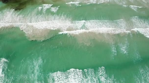 Top View of the Ocean Waves Alcançando a praia poluída — Vídeo de Stock