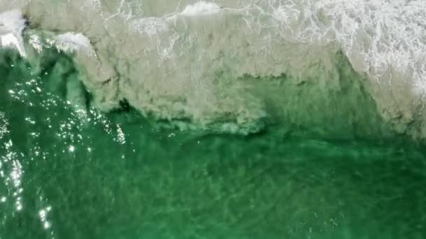 Bovenaanzicht van kristalhelder water en witte gewassen golven — Stockvideo