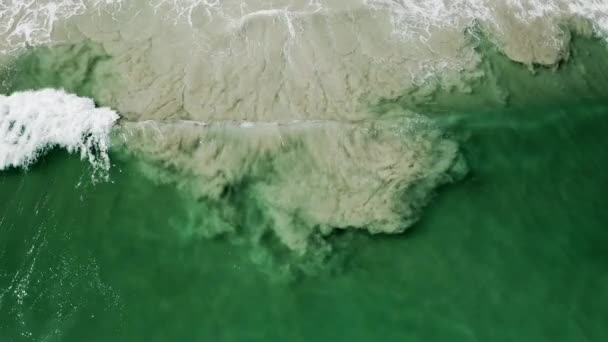 Luchtfoto van golven in beweging en het vormen van witte schuim — Stockvideo