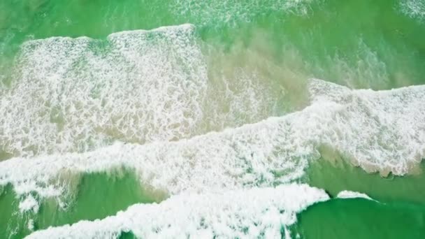 Drohnenschuss der Wellen, die den verschmutzten Strand zum Absturz bringen — Stockvideo