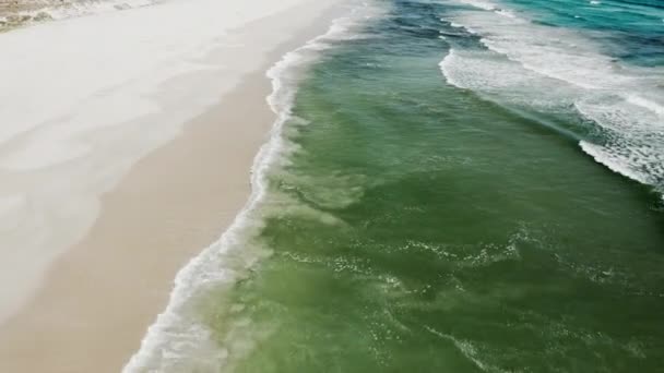 Schot van een drone wit zand strand onthullen een grote olieramp bereiken van de kust — Stockvideo