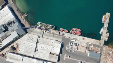 Balıkçı tekneleri Güney Afrika 'daki eski bir limana yanaştı.