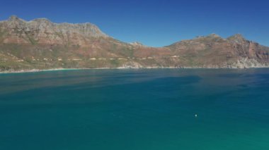 Berrak Mavi Gökyüzü ile Sakin Okyanus Arasındaki Masa Dağı Görünümü